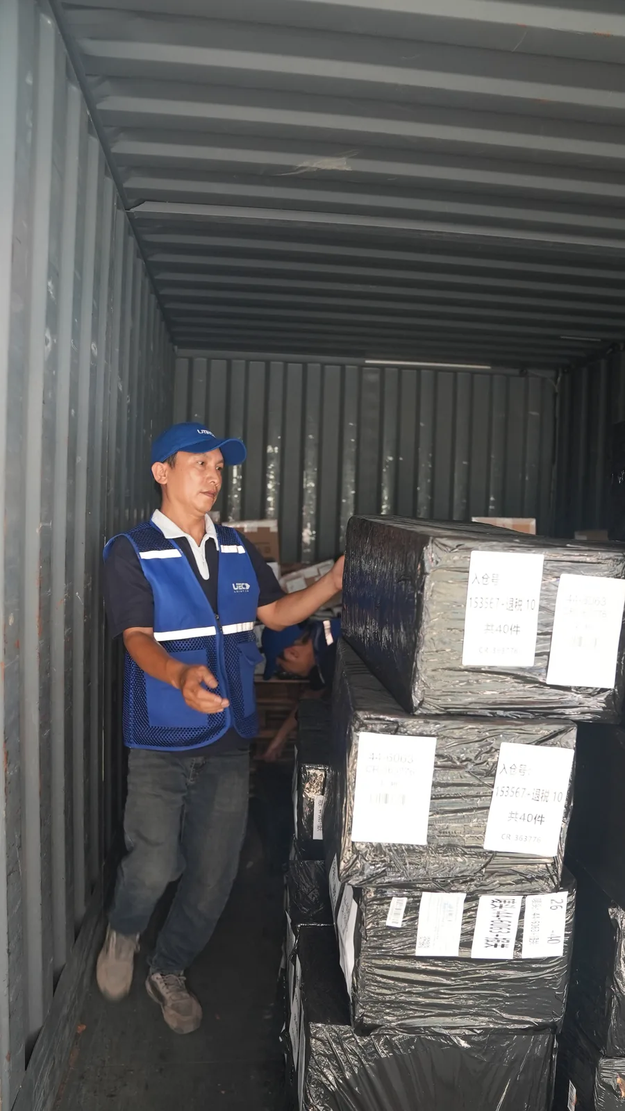 UTEC team performing container loading operation