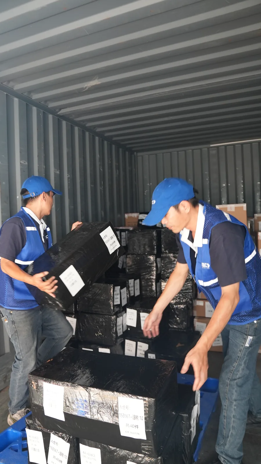仓库员工整理托盘货物准备出库