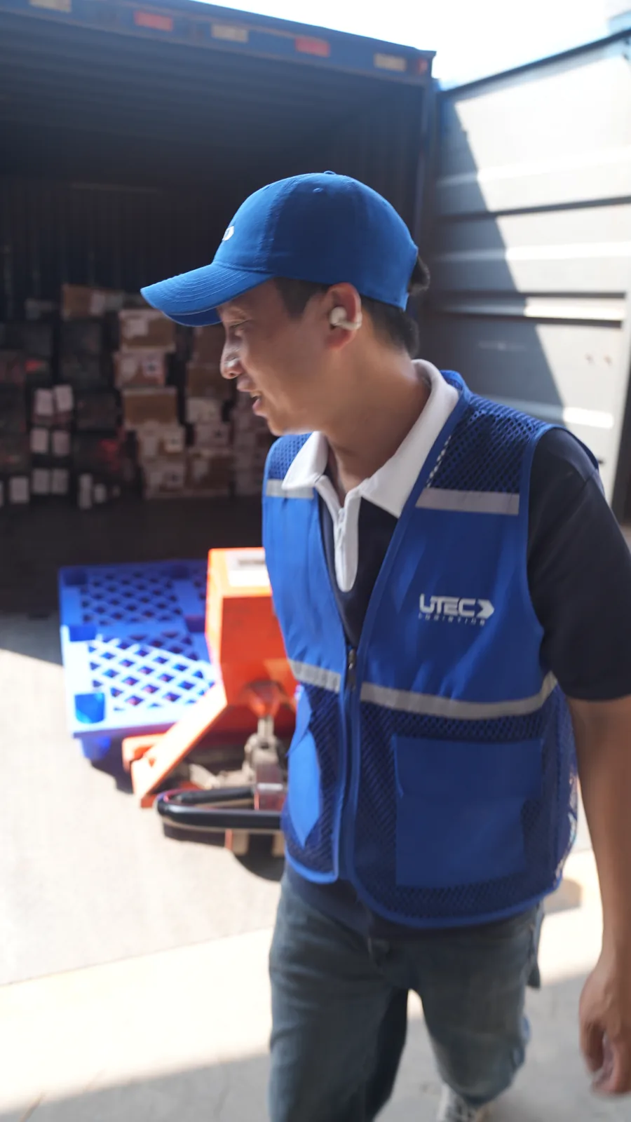 缠绕膜打包完成的托盘货物，防潮防损等待发运