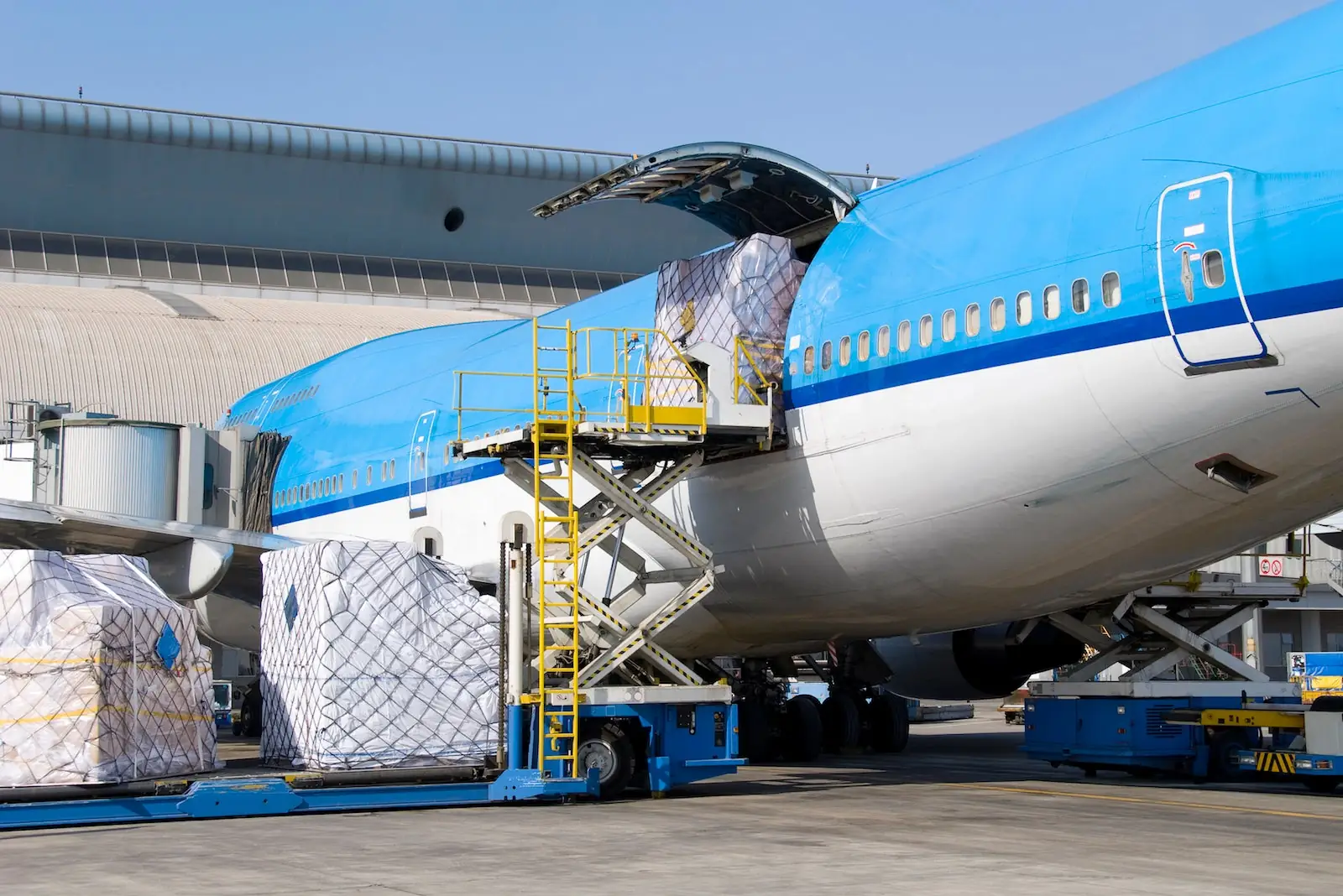Wide-body freighter loading pallets through the side cargo door