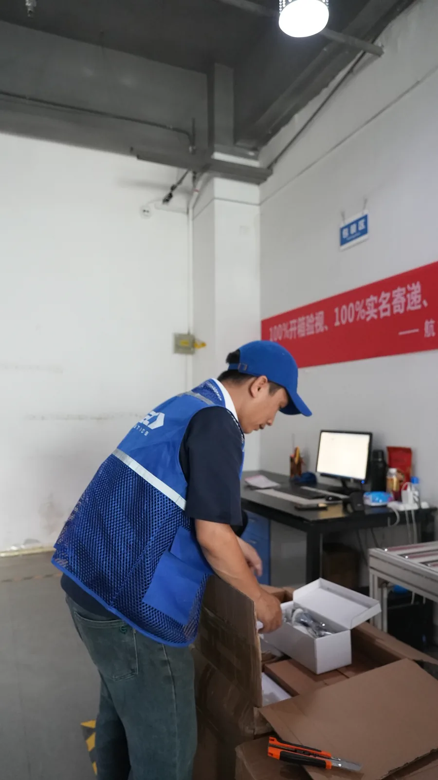 UTEC仓库工作人员身着蓝色反光背心核对出货单据