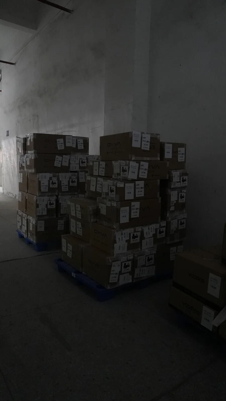 仓库托盘上码放的纸箱货物，等待空运出口